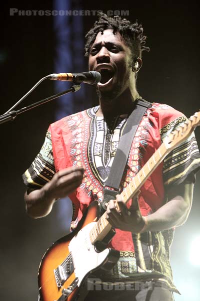 BLOC PARTY - 2009-08-28 - SAINT CLOUD - Domaine National - Scene de la Cascade - Rowland Kelechukwu Okereke